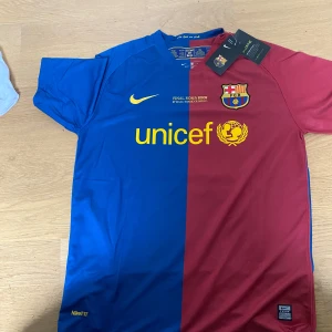 Blå och röd fotbollströja från Nike - En legendarisk barcelona tröja från 2009 säsongen med Messi på ryggen