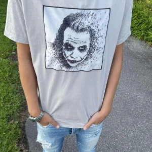 Limitato T-shirt  - Säljer denna eftertraktade limitato t-shirten i bra skick! Storleken är S men passar en liten M också 👍 modellen på bilden är 178!  Hör av er vid frågor eller fler bilder :) 