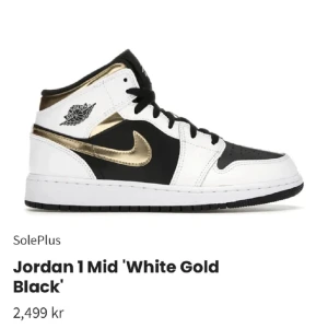 Jordan 1 mid white gold black  - Jag säljer mina fina Jordan pga de har blivit for små för mig. Skorna är super trendiga och sköna. Allting som ses på bilderna medföljer. 