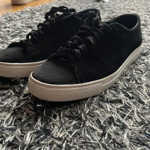 William Strouch Black Suede - Säljer ett par fräscha William Strouch Black Suede Sneakers.   8/10 skick  Nypris: 1750kr  Ända negativa William Strouch märket är borta på ena skon ingen man tänker på. 