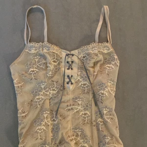 Vintage korsett topp - Världens vackraste korsett topp med spets. Äkta vintage. Beige/ ljusrosa typ😍Står ingen storlek men jag skulle säga att det är en S ungefär.☺️