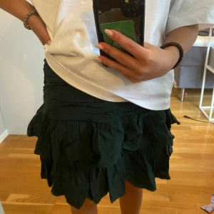 Zara kjol - Mörkgrön kjol från zara som aldrig är använt, prislapp finns kvar 💓