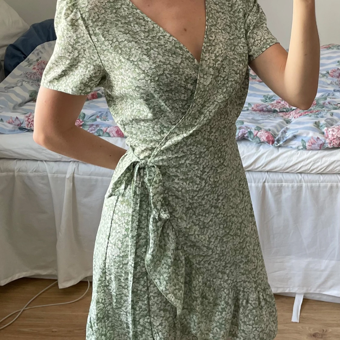 Fin blommig sommarklänning i grönt storlek S-M