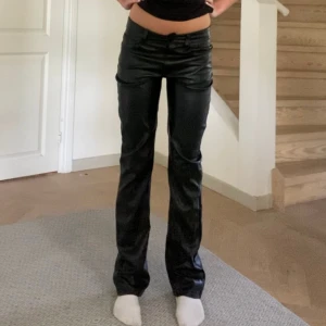 Lågmidjade skinnbyxor  - Lågmidjade svarta skinnbyxor 