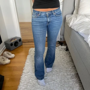 Lågmidjade jeans - Fina lowrise jeans från ginatricot i fint skick! Sköna och snygga Nypris 400kr, säljer för 270kr