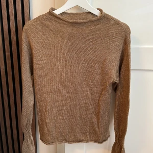 Stickad tröja med detalj på armarna  - Strl. XS Säljer för att den inte kommer till användning mer. Använd fåtal gånger. I bra skick! 