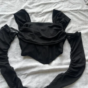 Topp - Svart korsett topp med dragkedja i ryggen och ärmar, använd enstaka gång