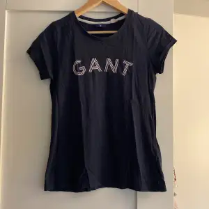 Jag säljer denna Gant t-shirt då den inte kommer till användning längre. Fint skick!!💙