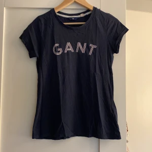 Gant T-shirt  - Jag säljer denna Gant t-shirt då den inte kommer till användning längre. Fint skick!!💙
