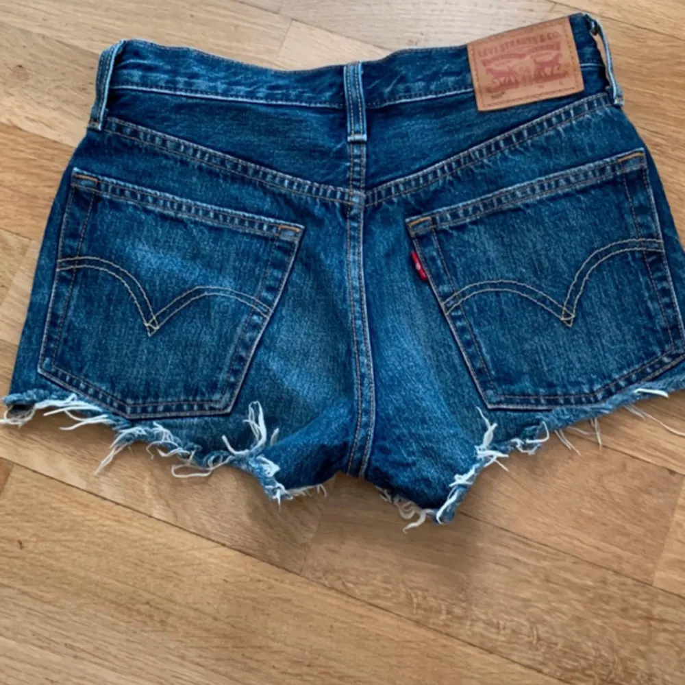 Säljer dessa jättefina levis shortsen som är perfekta nu till sommaren. De är normala i storleken och midwaist. . Shorts.