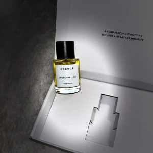 ESSNCE parfym 50ml till salu💘 - Fått denna sötisen i present i slutet av Juni och har redan 3 stycken exakt likadana, så jag säljer denna för att inte ha för många av samma! Luktar gudomligt och jag har sprayat 1 gång!💞