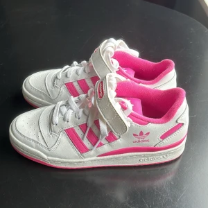 Adidas skor - Fina adidas skor i storlek 38 2/3, andväna ett fåtal gånger därför fint skick. Säljer pågrund av att dem är för stora🤗🌸