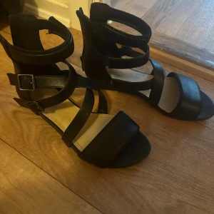 Skor  - De är köpta för 2 år sen men knappt använda.  