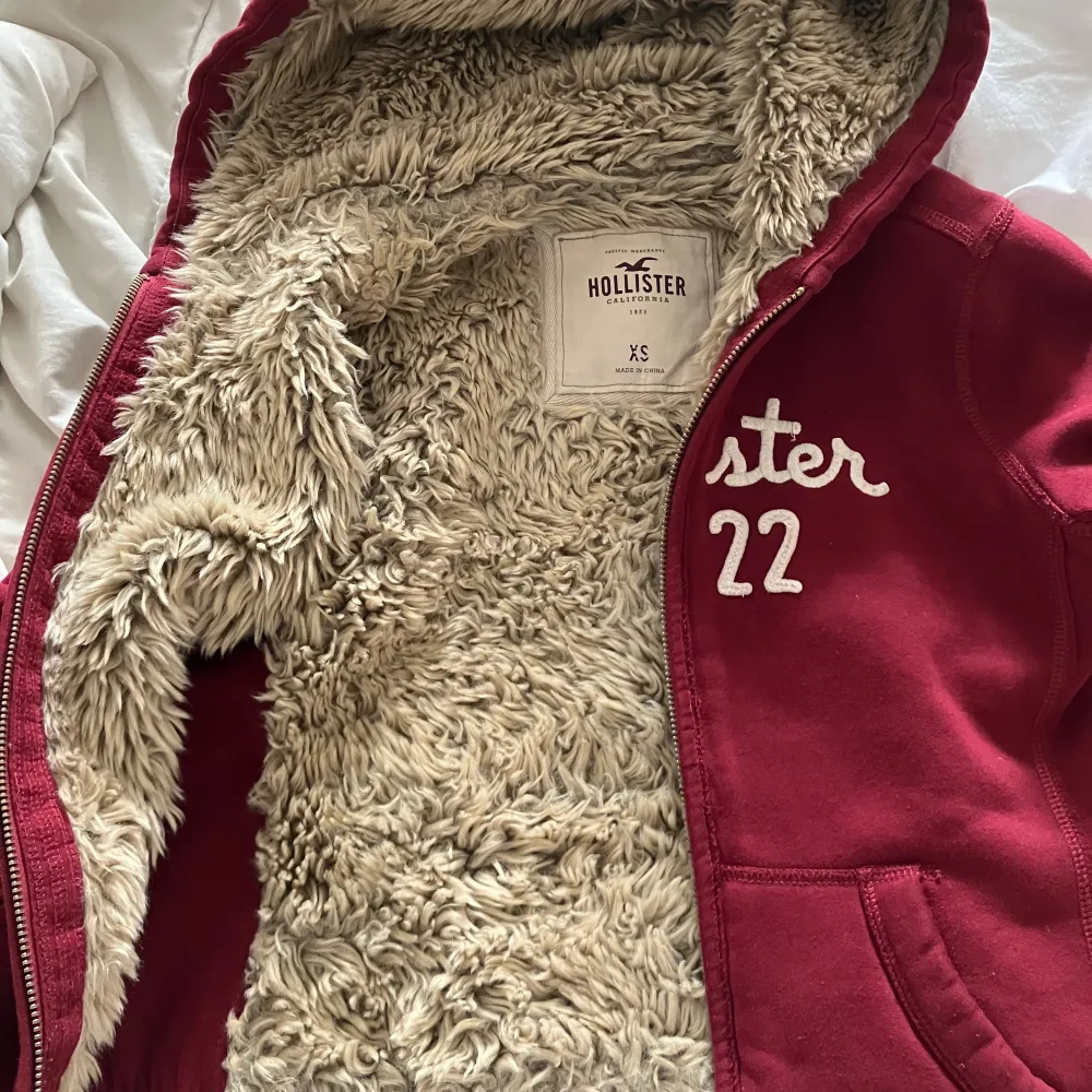 Fluffig hollister zip-up hoodie i väldigt bra skick, säljer pga den inte används. Skriv så skickar jag fler bilder! Spegeln är lite smutsig, hoodien är fläckfri :>. Hoodies.