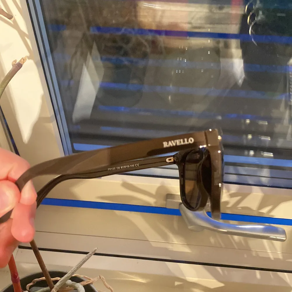 Sälje nu mina riktig snygga solglasögon från ravello, som nästan är  identiska till ray-ban boyfriend. Köpte för 400 kr och Säljer för 199, de är i väldigt fint skick. Du får också med en liten tygpåse.. Övrigt.