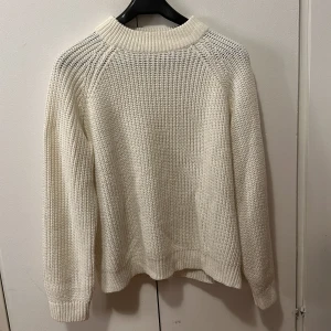 Vit stickad tröja - Vit stickad tröja från Vero Moda i storlek M. Passar dock mig som bär XS/S.