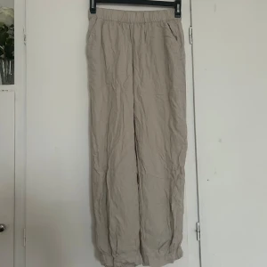 Beige byxor - Som är väldigt luftiga! Använder ej längre! Kom privat om frågor💞