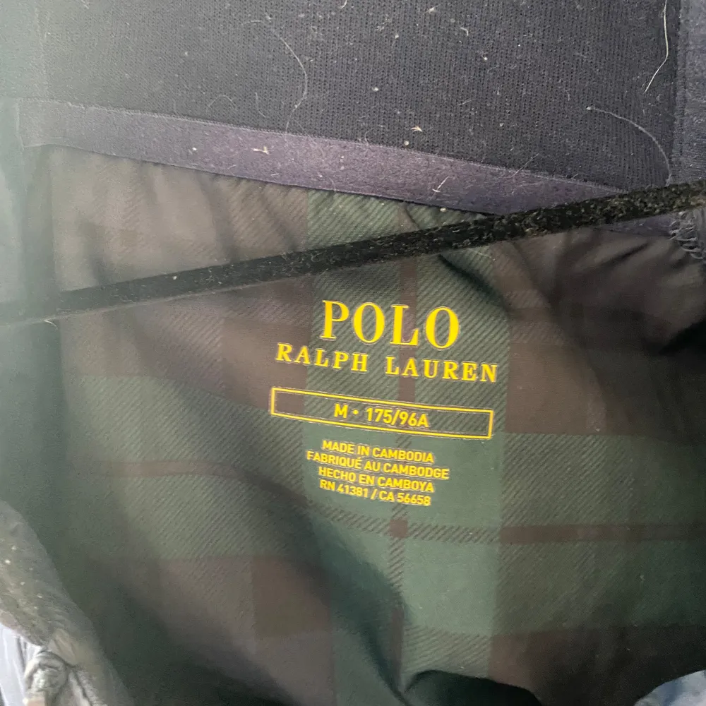 Tjena! Säljer nu min ralph lauren cardigan då den börja bli för liten för mig, Den är i storlek M och sitter bra på mig som är mellan M och L. Köpt på Zalando precis när dom släpptes för drygt 1 år sen för ca 3000kr  Om inte priset är bra kom me bud!. Jackor.