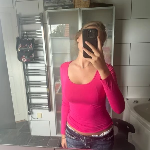 Hotpink långärmad tröja - En långärmad tröja i färgen hotpink. Den är endast använd en gång (och när jag tog bilden). Riktigt skönt material ska jag säga. Jag hittade inte riktigt nåt mer tillfälle att använda den för de är inte min stil längre. Den är ganska stretchig också.