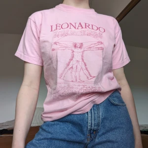 Vitruvian man tee - Så cool oversized t-shirt med Leonardo Da Vinci's Vitrivuan man tryck🤩 finns en pytteliten defekt i form av två små fläckar på baksidan av tröjan (se sista bilden)