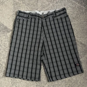 Dickies Jorts - Säljer nu dessa thriftade dickies jorts då dem inte används längre. Skicket på dessa är 10/10 och har inga defekter alls, kom gärna privat för fler bilder osv..