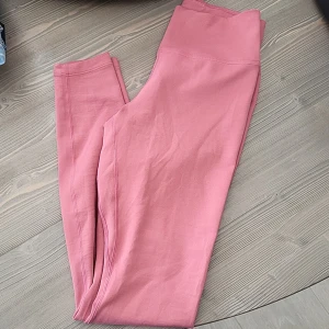 Oanvända nike tränings byxor  - Helt oanvända rosa nike tränings byxor i storlek xs, med en liten ficka baktill