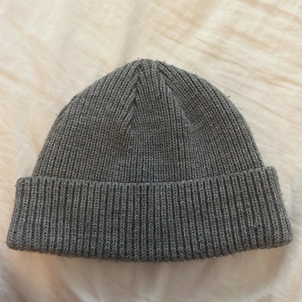 Grey Dickies beanie, worn a few times, size ???. Accessoarer.