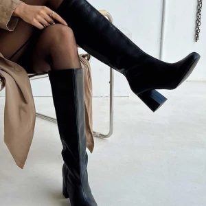 Knähöga stövlar  - Säljer mina stövlar ifrån Nelly dom är använda 1 gång så dom är som nya kartong finns även kvar till dom  Storleken är 37  Nypris 900 kr säljer för 600