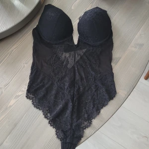 Svart spets body - Bra skick, svart body med spets storlek 80b