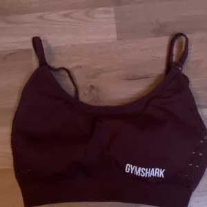 Gymshark sport-bh  - Sport-Bh från gymshark i typ röd/brunaktig färg. Skulle tro att den är i storlek S. Jättefint skick.