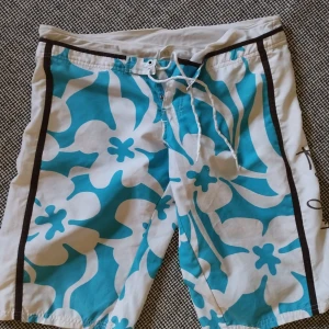 Roxy board shorts  - Från the noughties. Såna här behöver du ha på playan. 