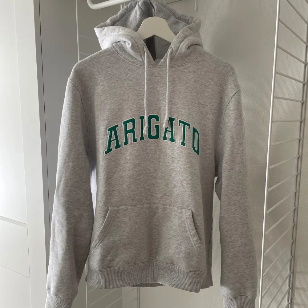 Säljer min Axel arigato hoodie i storlek M. Tröjan är i gott skick och inga synliga tecken på användning. . Hoodies.