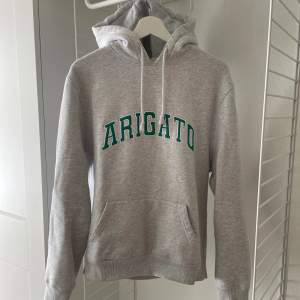 Säljer min Axel arigato hoodie i storlek M. Tröjan är i gott skick och inga synliga tecken på användning. 