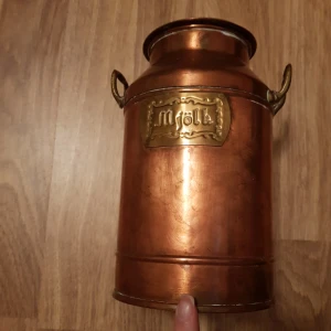 liten mjölk kana i kopparMått ca höjd 18,5cm - liten mjölk kana i koppar Mått ca höjd 18,5cm diameter båten 11cm öppning 7,3cm