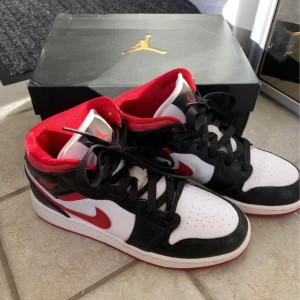 Nike jordan mid gym red - Använda en halv sommar så dom är sparsamt använda. Storlek 36,5. 600kr bvsa