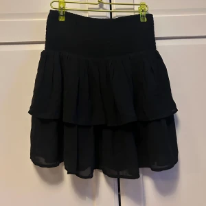 Svart volangkjol - Använd några gånger