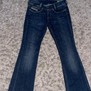 Jätte fina diesel jeans som jag säljer då det tyvärr är för små. Storlek 26,32 men skulle mer säga att de är i längden 30 då de är uppsydda. 