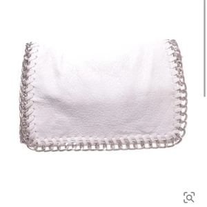 Tiamo väska - Säljer en söt vit tiamo väska!! tänker mig runt 100kr❤️ men kan diskuteras! använt skick som men fullt fungerande❣️