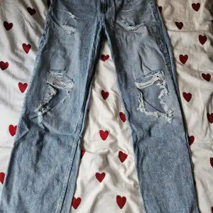 Blå raka jeans med hål ifrån hm. Storlek 34 men passar även 36. Kan skicka flera bilder. Kom gärna med prisförslag och frågor.