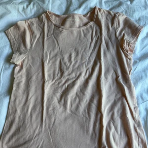 T shirt - T shirt från Kappahl. Har ett hål i sig kolla bild 2. 