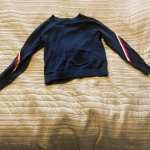 Röd, blå, vit tröja från Tommy hilfigher - En bekväm tröja som man kan ha överallt Lite magtröjig