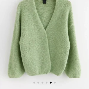 Grön kofta - Säljer min gröna mysiga kofta från Lindex, slutsåld på hemsidan, använd en gång💚💚