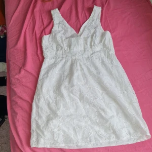 Gammal oanvänd vit klänning - Storlek: L