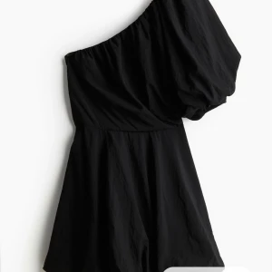 Hm klänning - Säljer denna populära klänningen från Hm i storlek 38! Aldrig använd & helt slutsåld i denna storlek. Säljer även denna i vitt i en annan annons😊