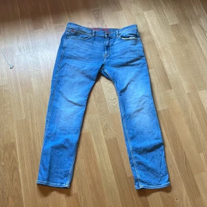 Hugo jeans - Jag säljer mina Hugo jeans för Dome för stora för mig. Den här en liten fläck man ser inte den. Inga skador jätte bra sick