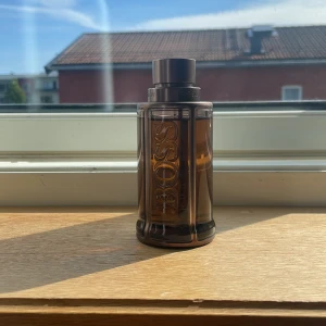 Hugo boss the scent absolute 100ml - Säljer min Hugo boss the scent absolute 100ml då jag inte använder den. Ungefärligt 90-93ml kvar i den (syns på bilden). En perfekt doft för vardagar året runt.      Lådan följer ej med. 