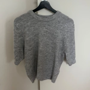 stickad t shirt - helt oanvänd stickad t shirt från gina, jätte mjukt material 