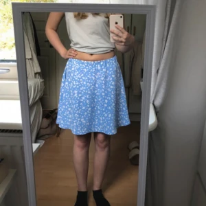 Kjol - Blå kjol med vita prickar ifrån Monki, i storlek XS, i gott skick.   För mer info eller bilder på, kontakta mig!🤗