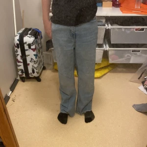 Högmidjade jeans - Ett par högmidjade jeans som går att göra midwaisted, kommer inte till användning💗 priset går att diskutera 