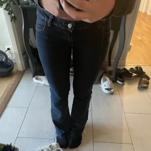 Lågmidjade jeans  - Säljer dessa jättefina lågmidjade blåa miss sixty jeans pga att jag har ett par likadana. 